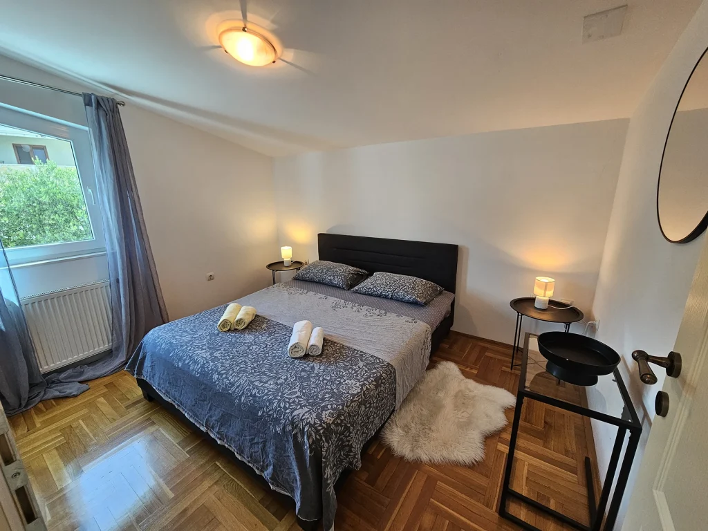 Spavaća soba s bračnim krevetom, apartman Luna Mare Čiovo