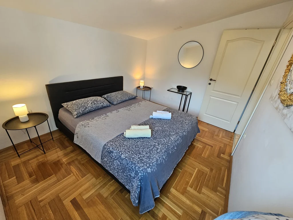 Spavaća soba s bračnim krevetom, apartman Luna Mare Čiovo