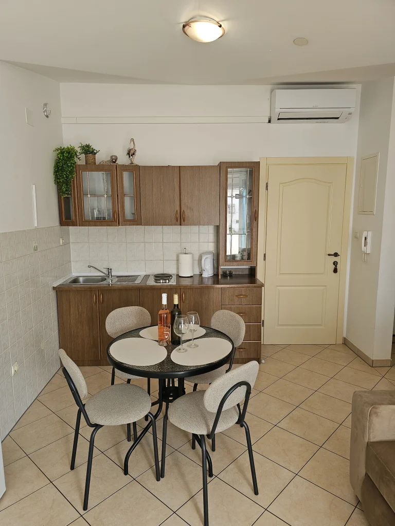 Čajna kuhinja s blagovaoničkim stolom, apartman Luna Mare Čiovo