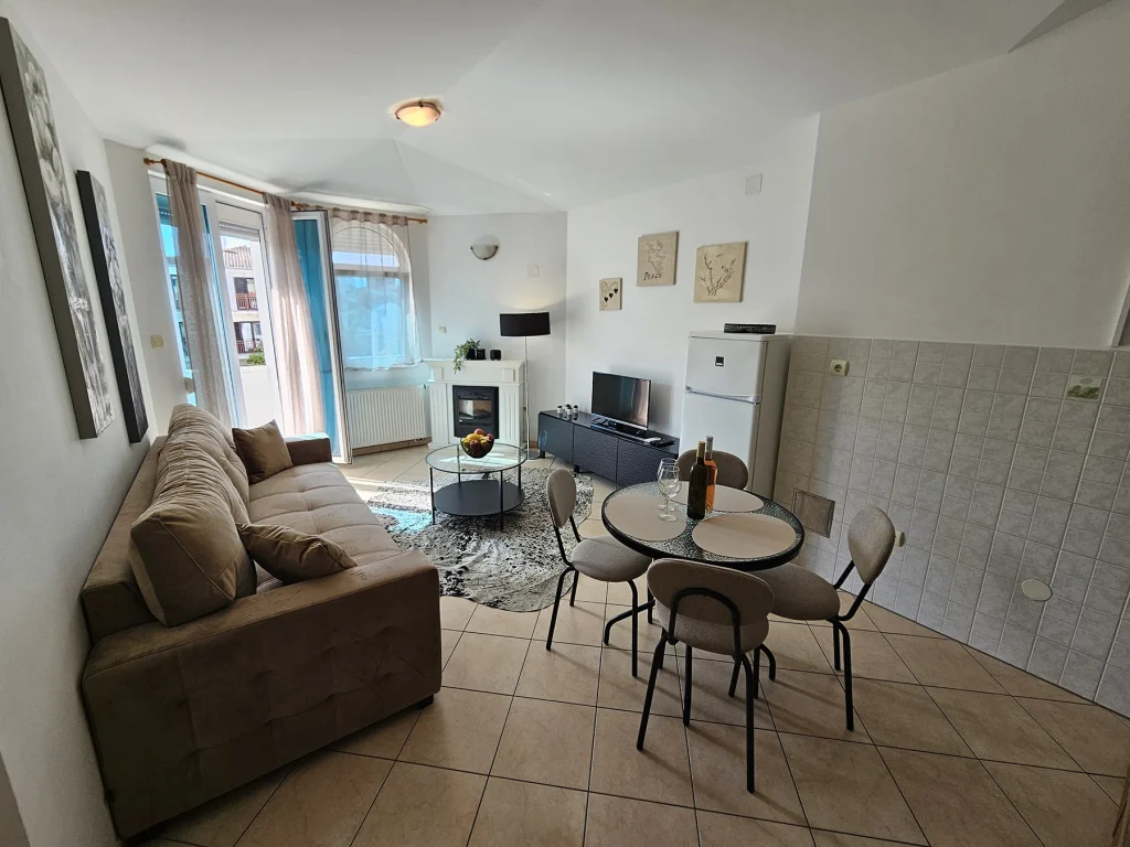 Dnevni boravak s kaučem i blagovaoničkim stolom, apartman Luna Mare Čiovo