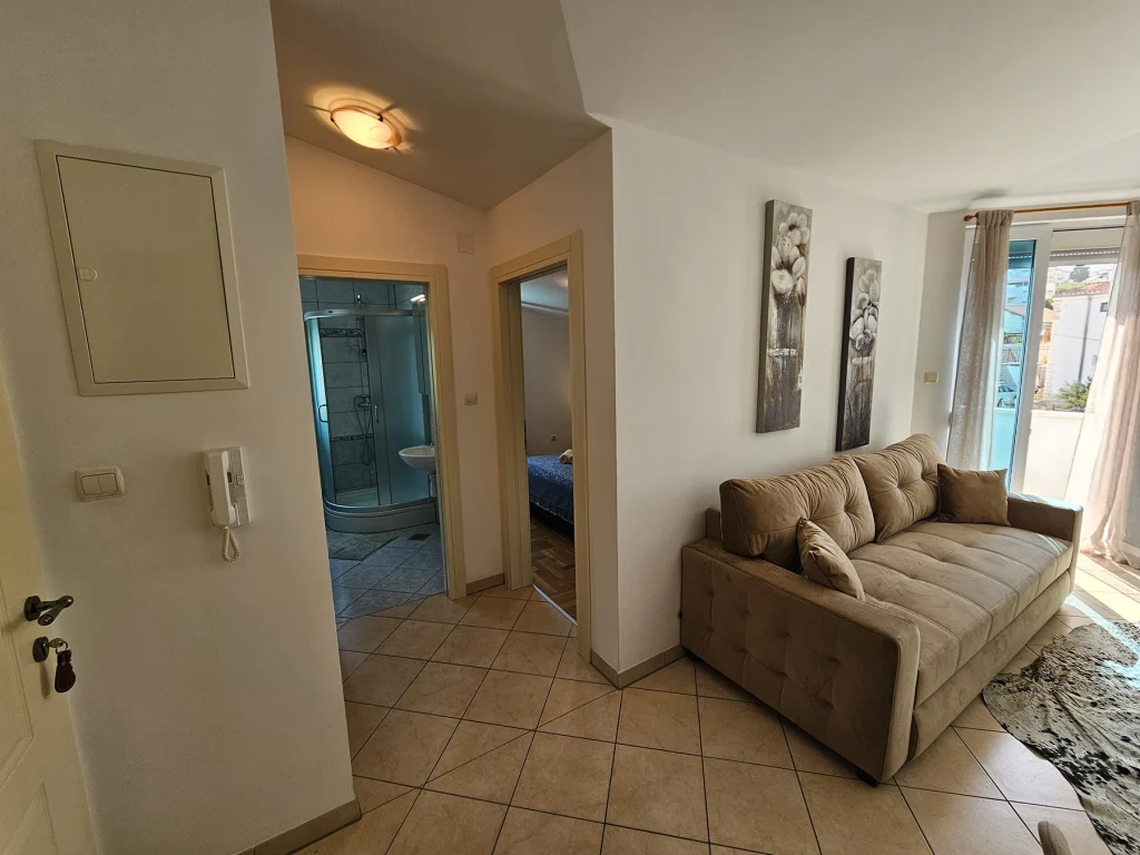 Dnevni boravak s kaučem uz ulaz, apartman Luna Mare Čiovo