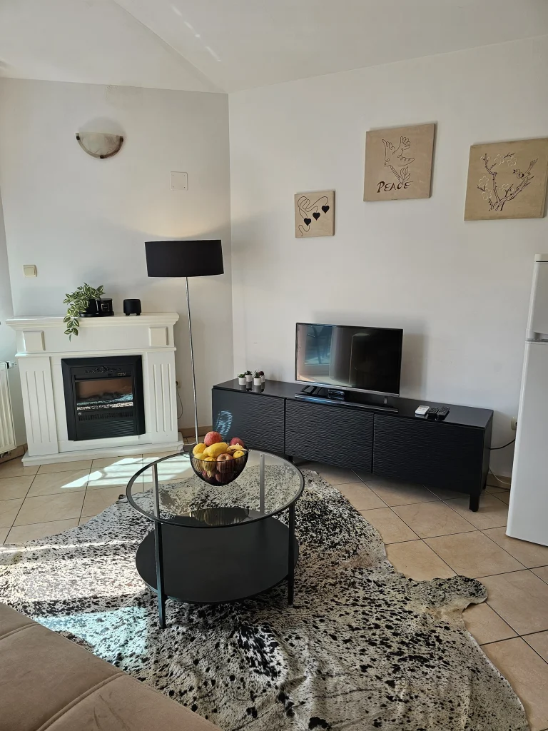 Dnevni boravak s kaučem, TV-om i kaminom, apartman Luna Mare Čiovo