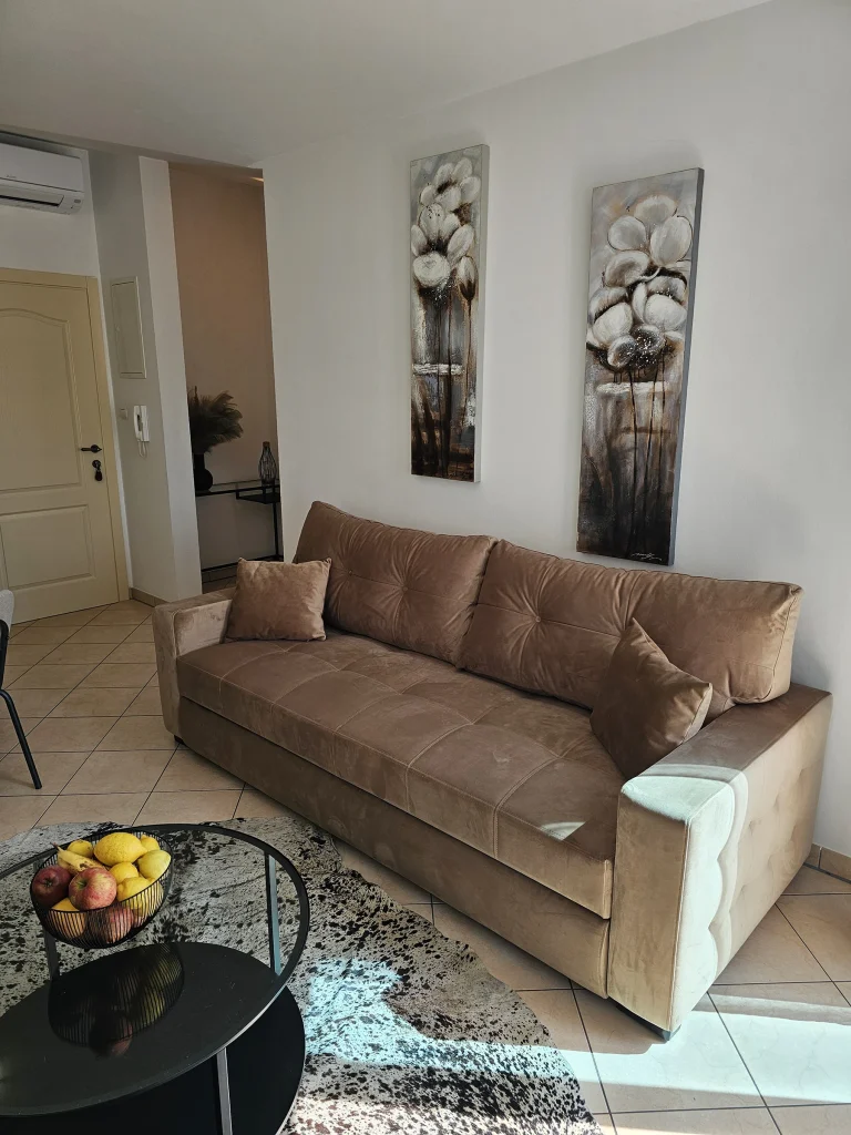Dnevni boravak s kaučem i stolićem za kavu, apartman Luna Mare Čiovo