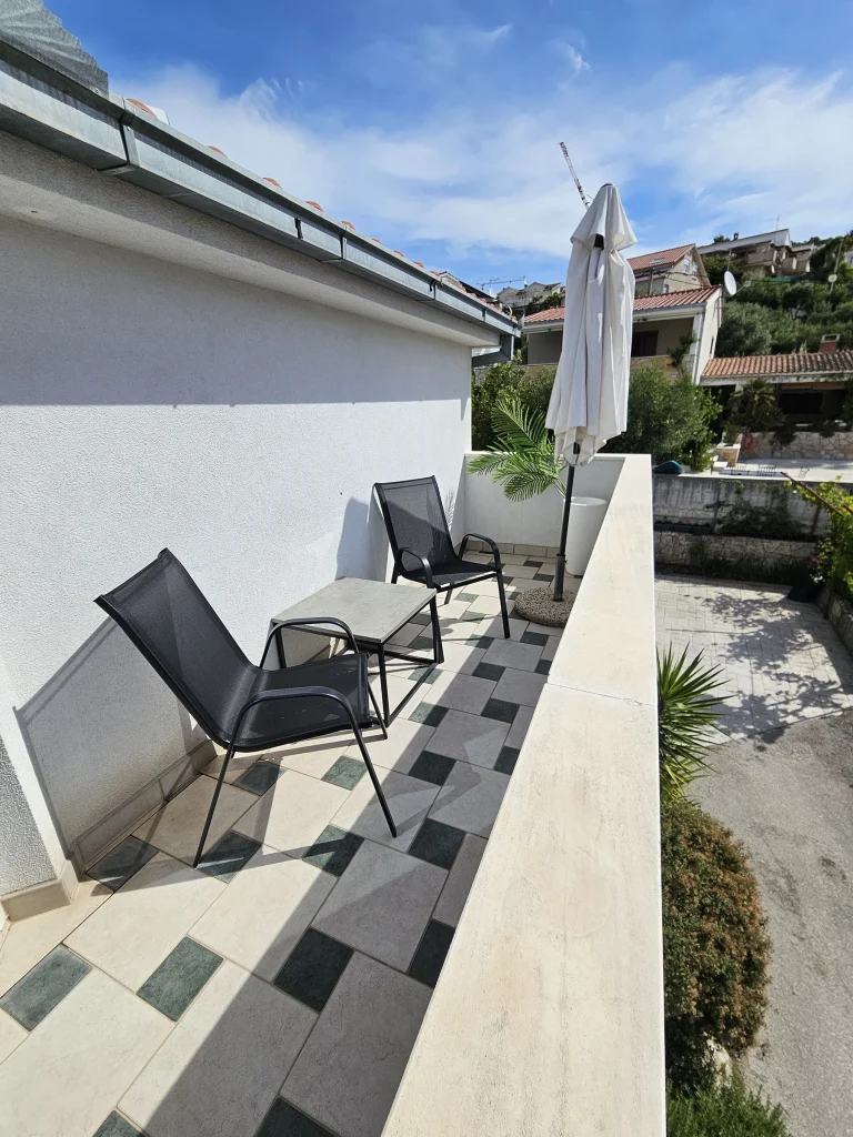 Terasa sa sjedećim kutkom i pogledom na more, apartman Luna Mare Čiovo