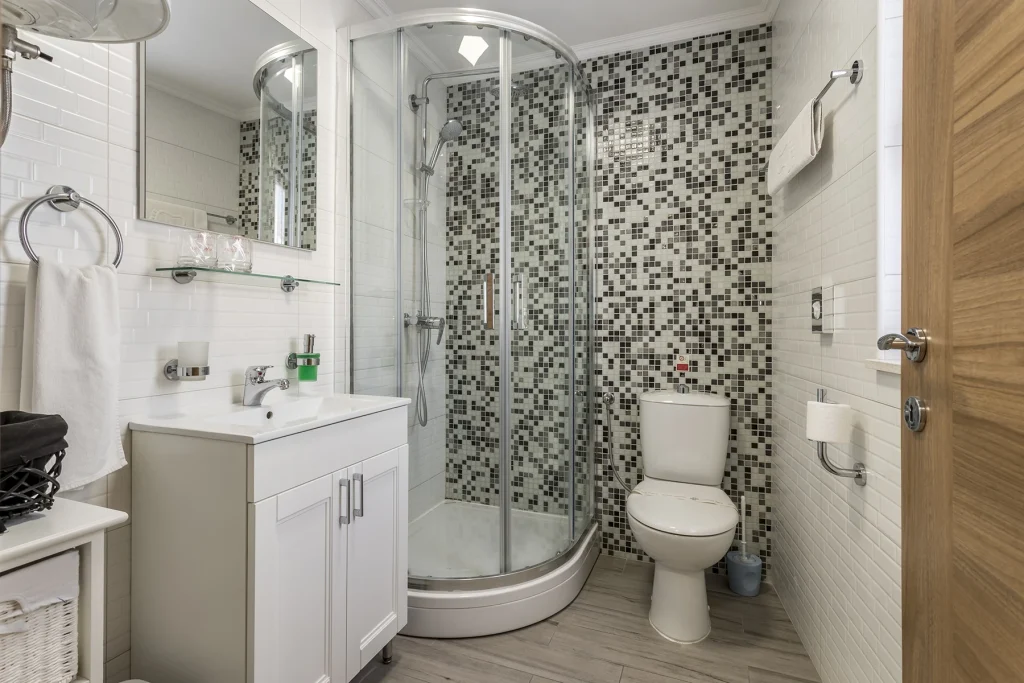 Kupaonica s tuš kabinom, umivaonikom i WC-om, apartman Mardi Split