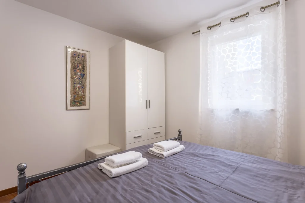 Spavaća soba s bračnim krevetom i ormarom, apartman Mardi Split