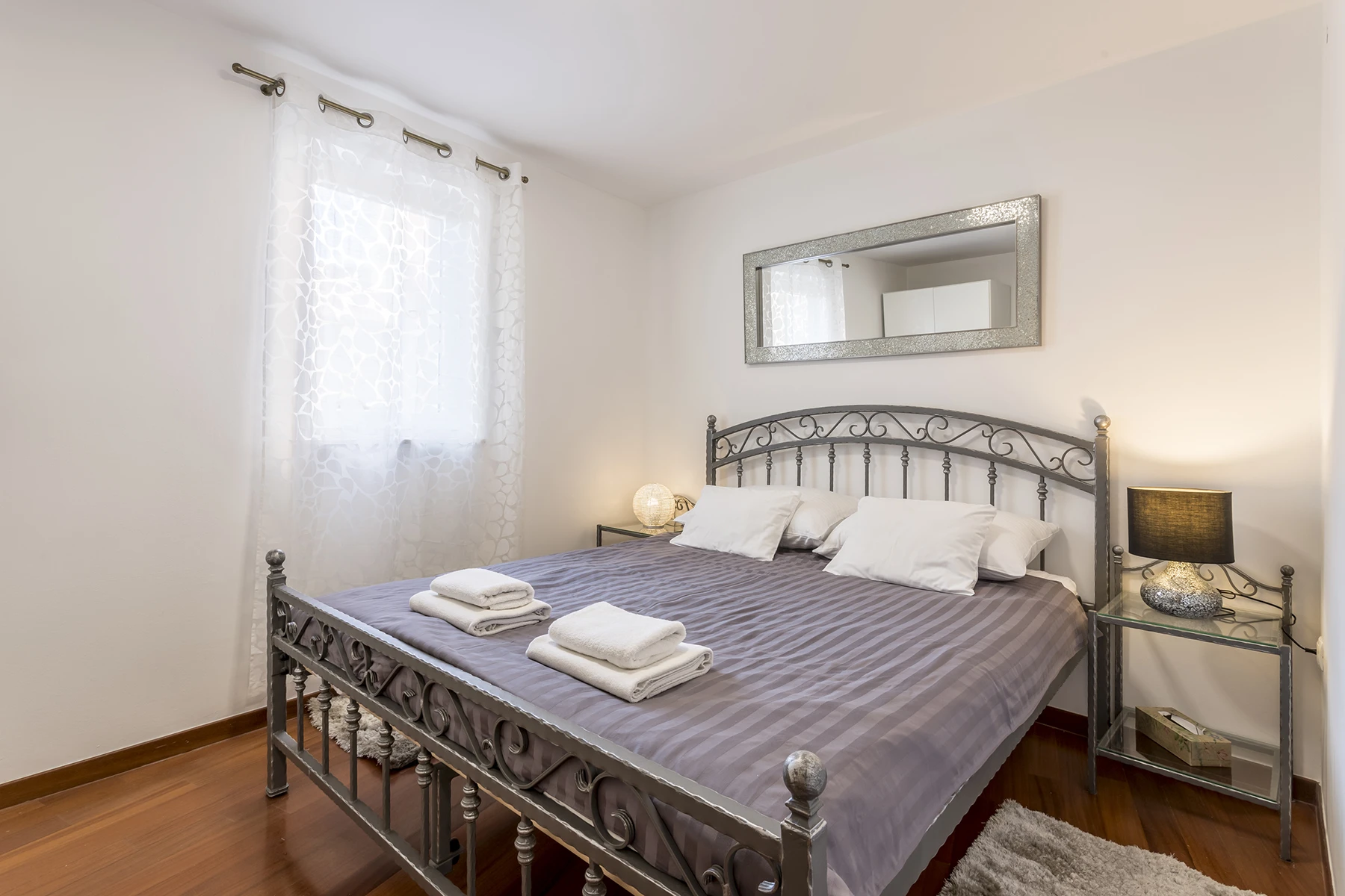 Spavaća soba s bračnim krevetom i kovanim uzglavljem, apartman Mardi Split