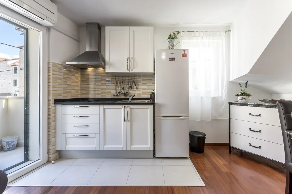 Čajna kuhinja s hladnjakom i napom, apartman Mardi Split