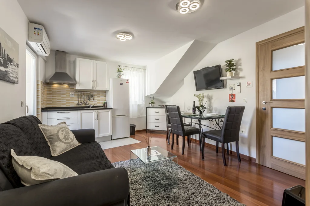Dnevni boravak otvorenog tlocrta s kuhinjom i blagovaonicom, apartman Mardi Split