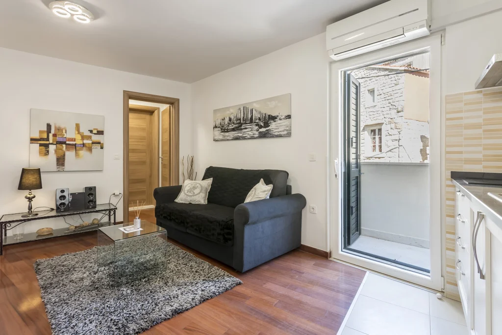 Dnevni boravak s kaučem i TV-om, apartman Mardi Split