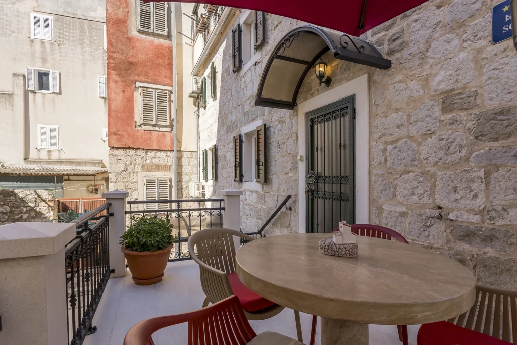 Terasa sa sjedećim kutkom i pogledom na kamene uličice, apartman Mardi Split