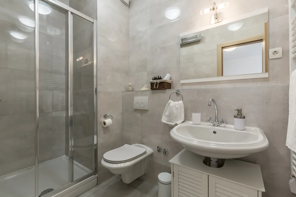 Kupaonica s tuš kabinom, WC-om i umivaonikom, apartman Perla Split