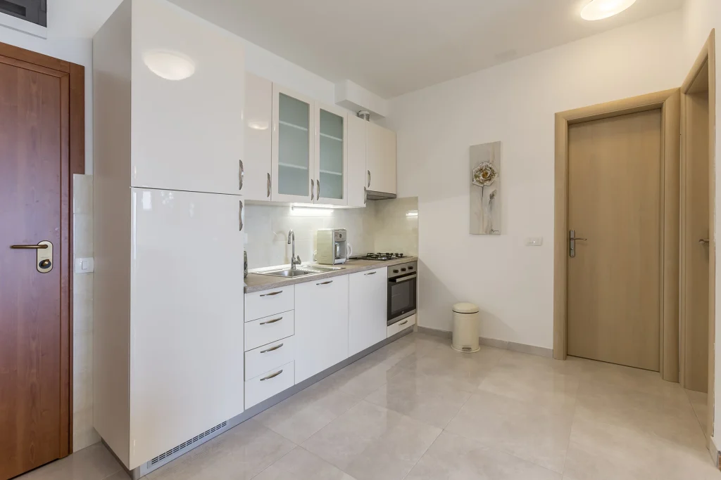 Potpuno opremljena bijela kuhinja s pećnicom i hladnjakom, apartman Perla Split
