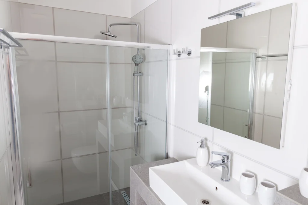 Moderna kupaonica s tuš kabinom i ogledalom, apartman Roza Split