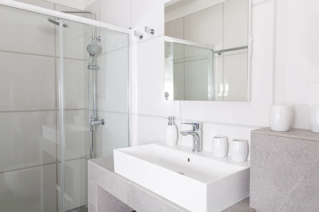 Kupaonica s tuš kabinom i umivaonikom, apartman Roza Split