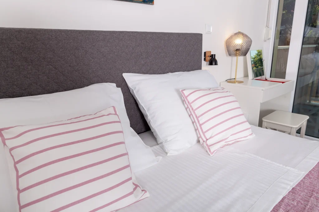 Detalj spavaće sobe s ukrasnim jastucima, apartman Roza Split