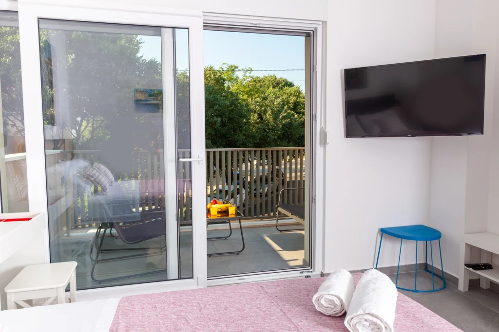 Spavaća soba s TV-om uz prozor, apartman Roza Split