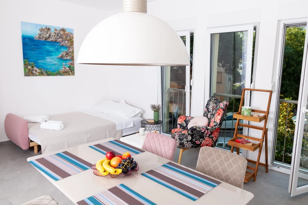 Svijetla blagovaonica uz balkonska vrata, apartman Roza Split