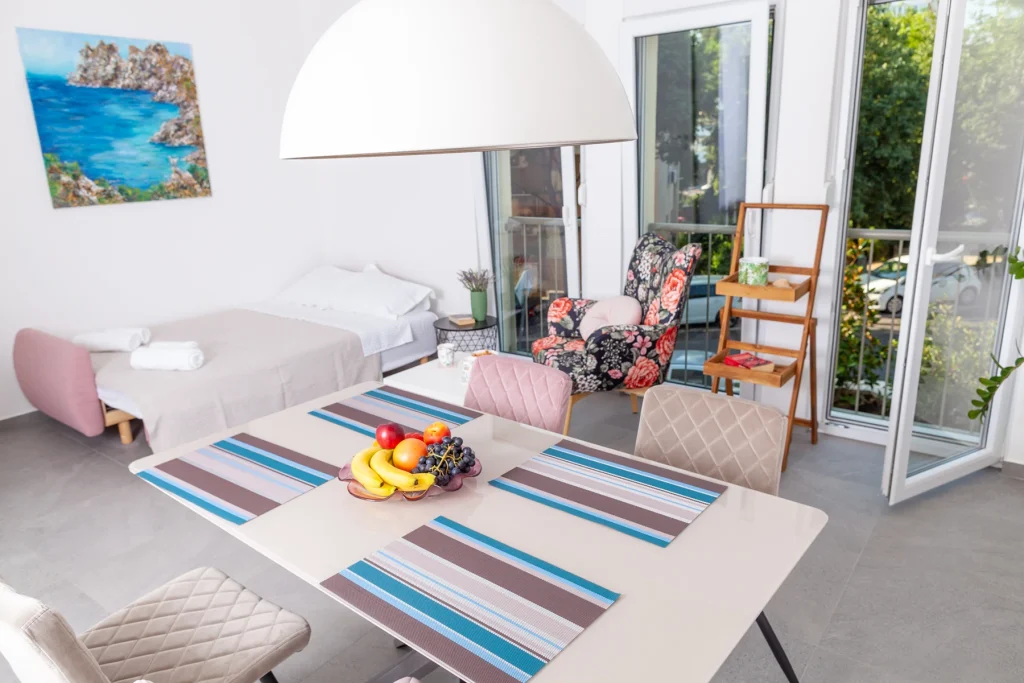 Blagovaonički stol sa stolicama uz prozor, apartman Roza Split