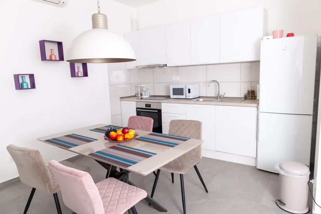 Kuhinja s blagovaonicom i hladnjakom, apartman Roza Split