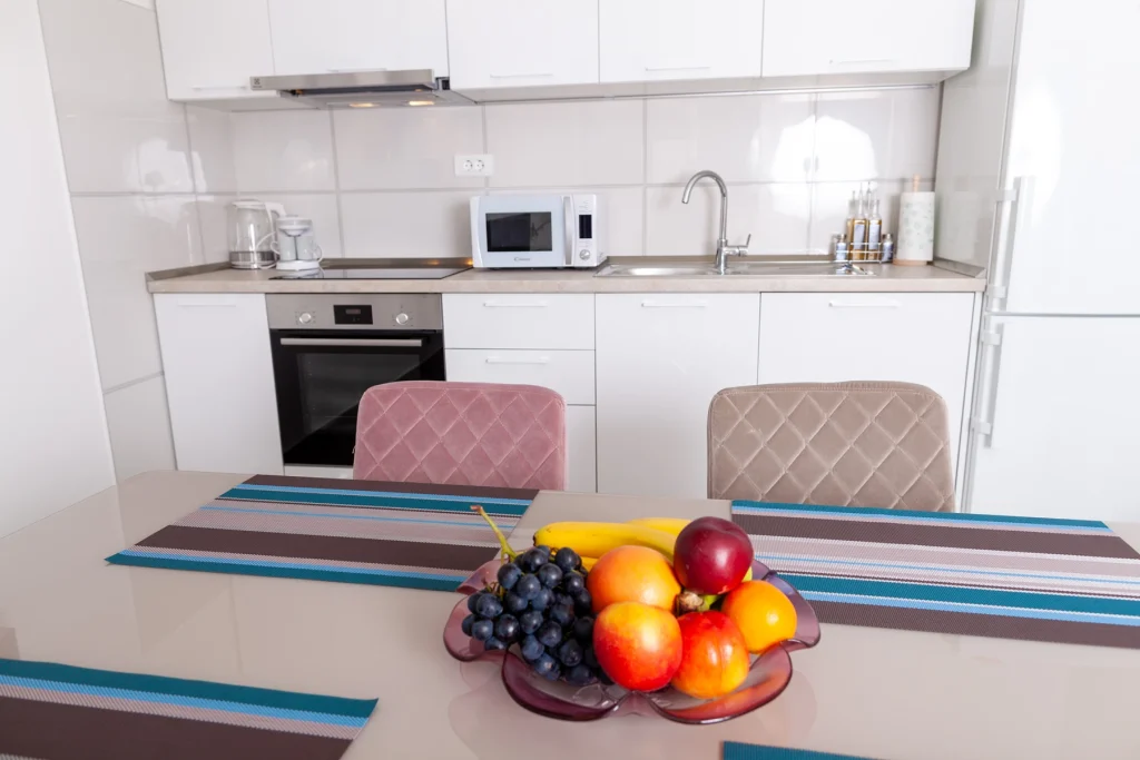 Potpuno opremljena kuhinja s blagovaoničkim stolom, apartman Roza Split