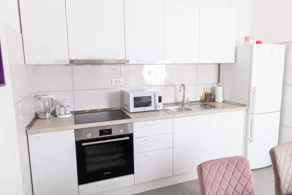 Kuhinja s pećnicom, mikrovalnom i hladnjakom, apartman Roza Split