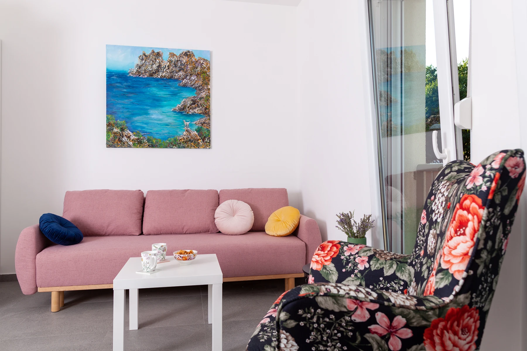 Dnevni boravak s ružičastim kaučem i naslonjačem, apartman Roza Split