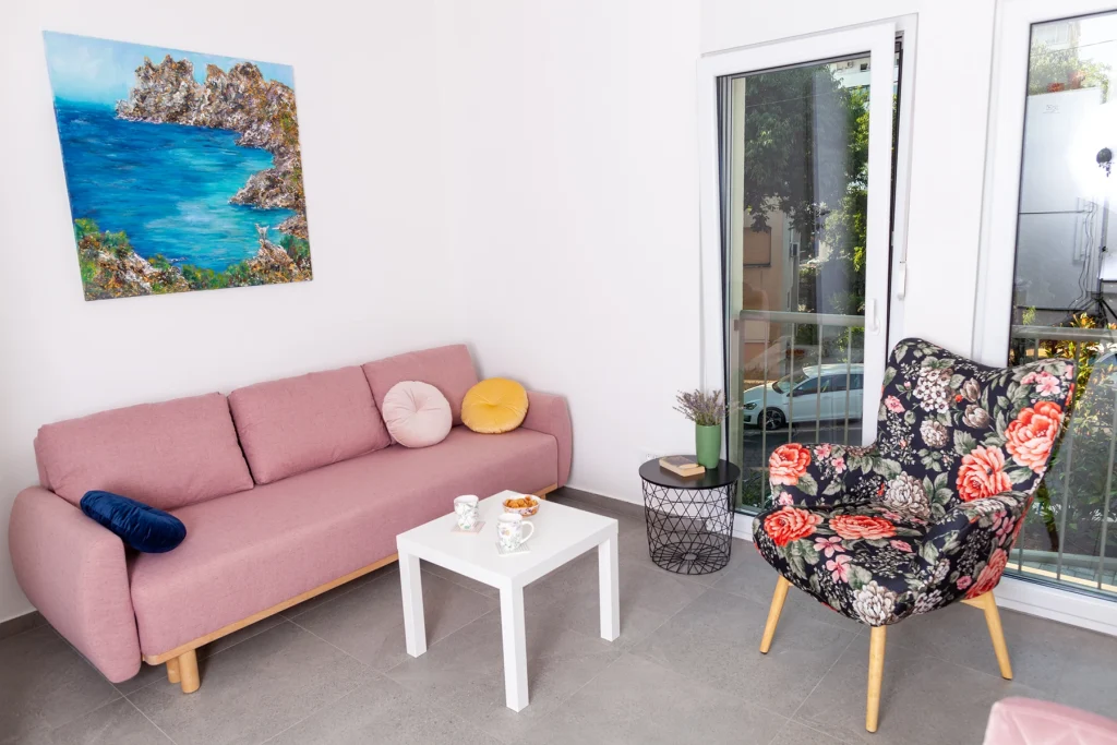 Dnevni boravak s kaučem i stolićem za kavu, apartman Roza Split