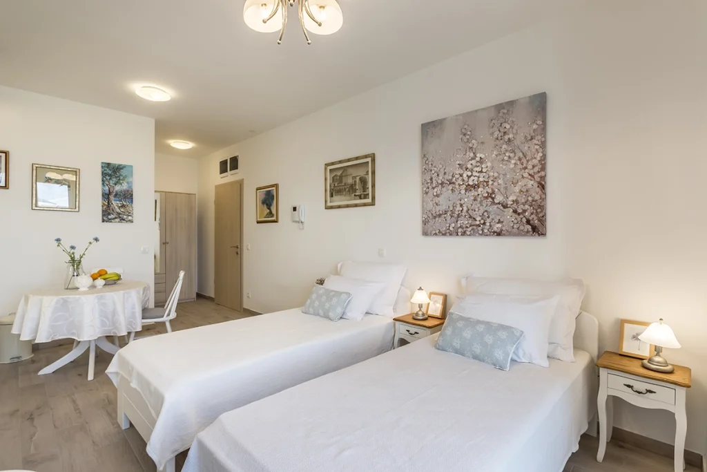 Studio s krevetom i blagovaonskim stolom, apartman Rustique Studio Split
