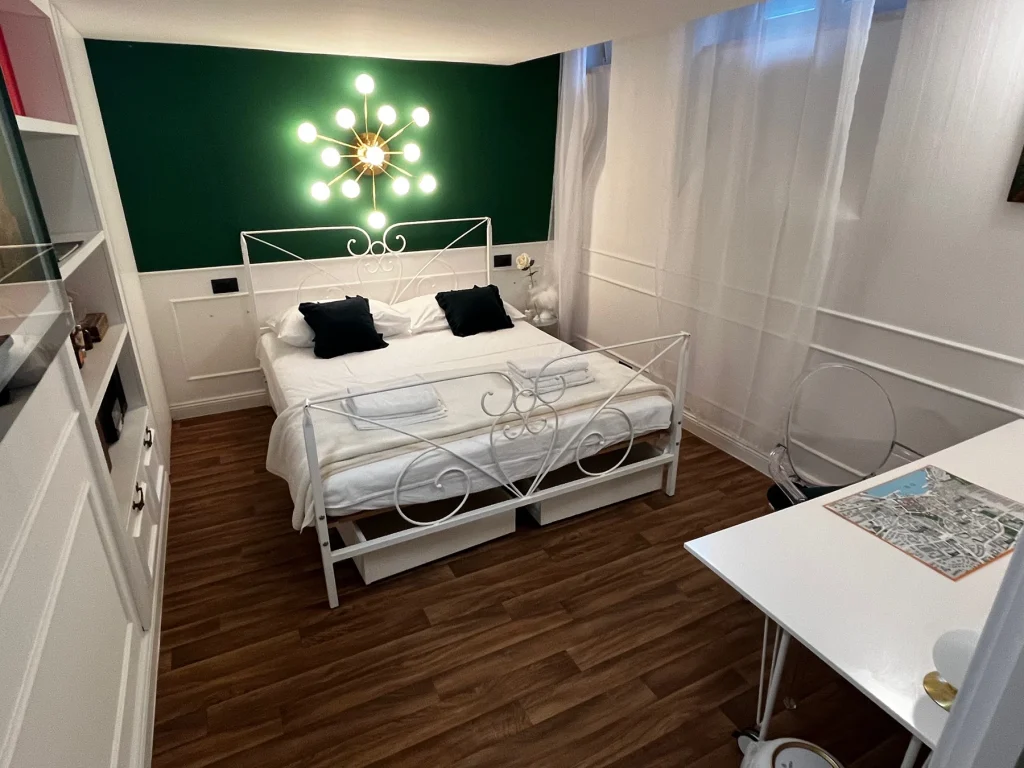 Krevet s kovanim okvirom i dizajnerskim lusterom, apartman Secret Room Split