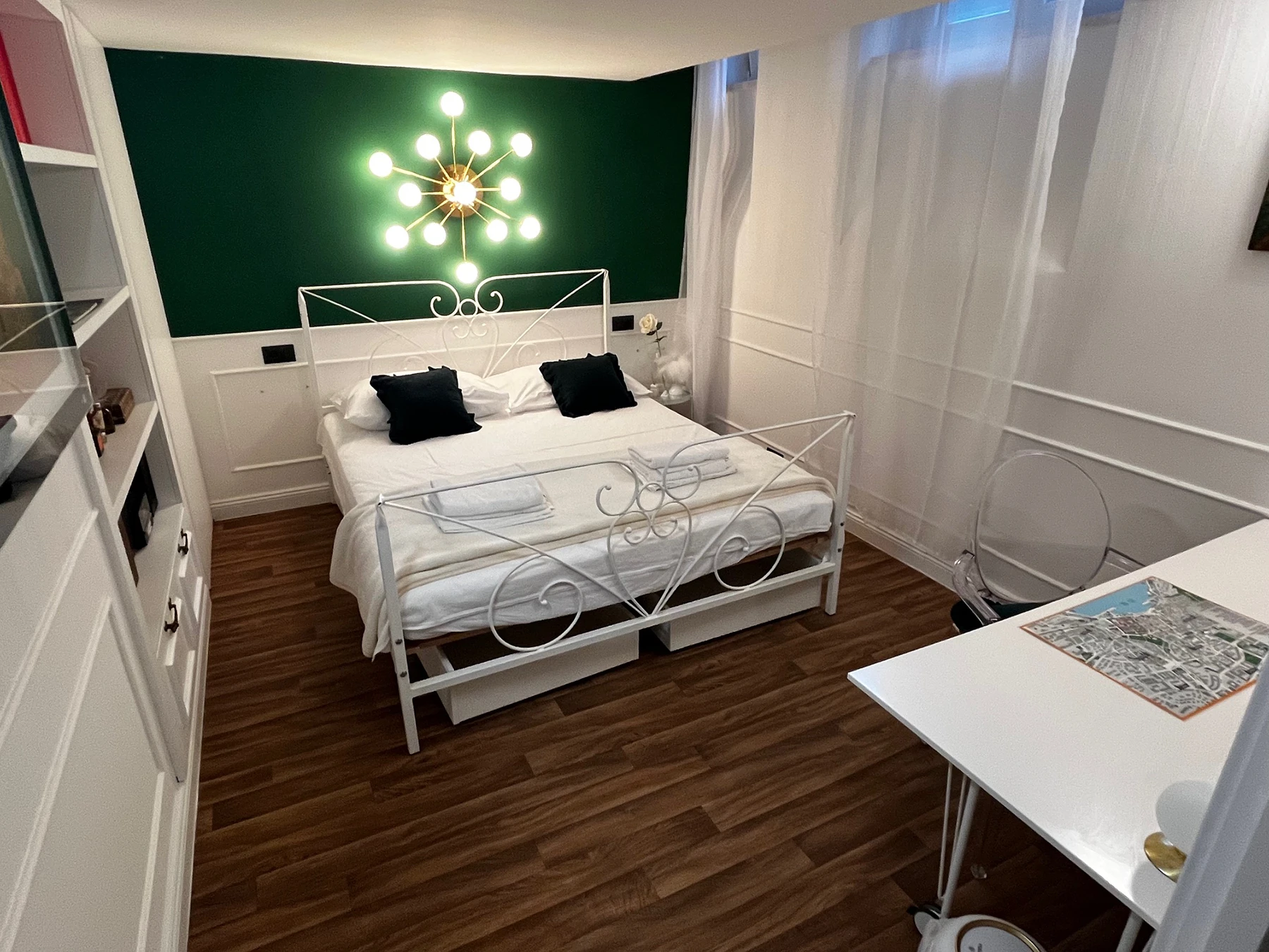 Krevet s kovanim okvirom i dizajnerskim lusterom, apartman Secret Room Split