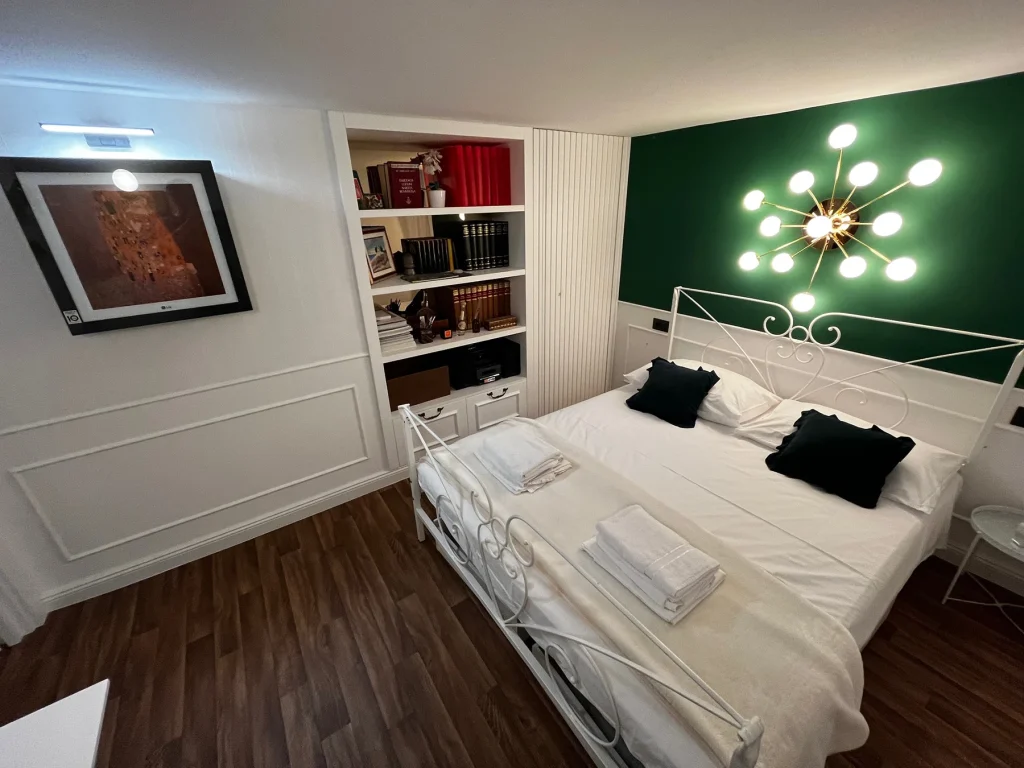Spavaća soba s bračnim krevetom i dizajnerskim lusterom, apartman Secret Room Split