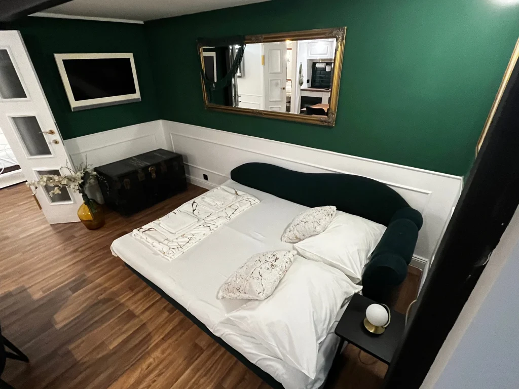 Kauč na razvlačenje, Secret Room