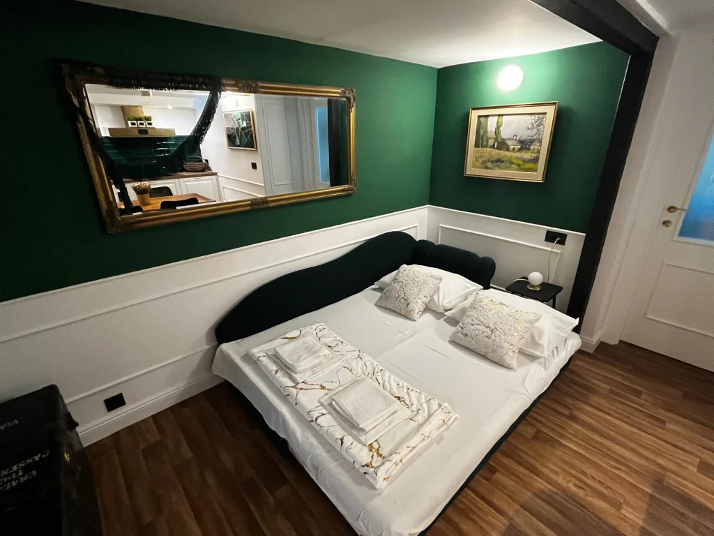 Kauč na razvlačenje, Secret Room