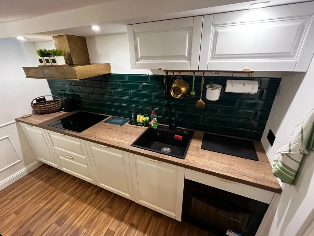 Kuhinja s napom i zelenim pločicama, apartman Secret Room Split