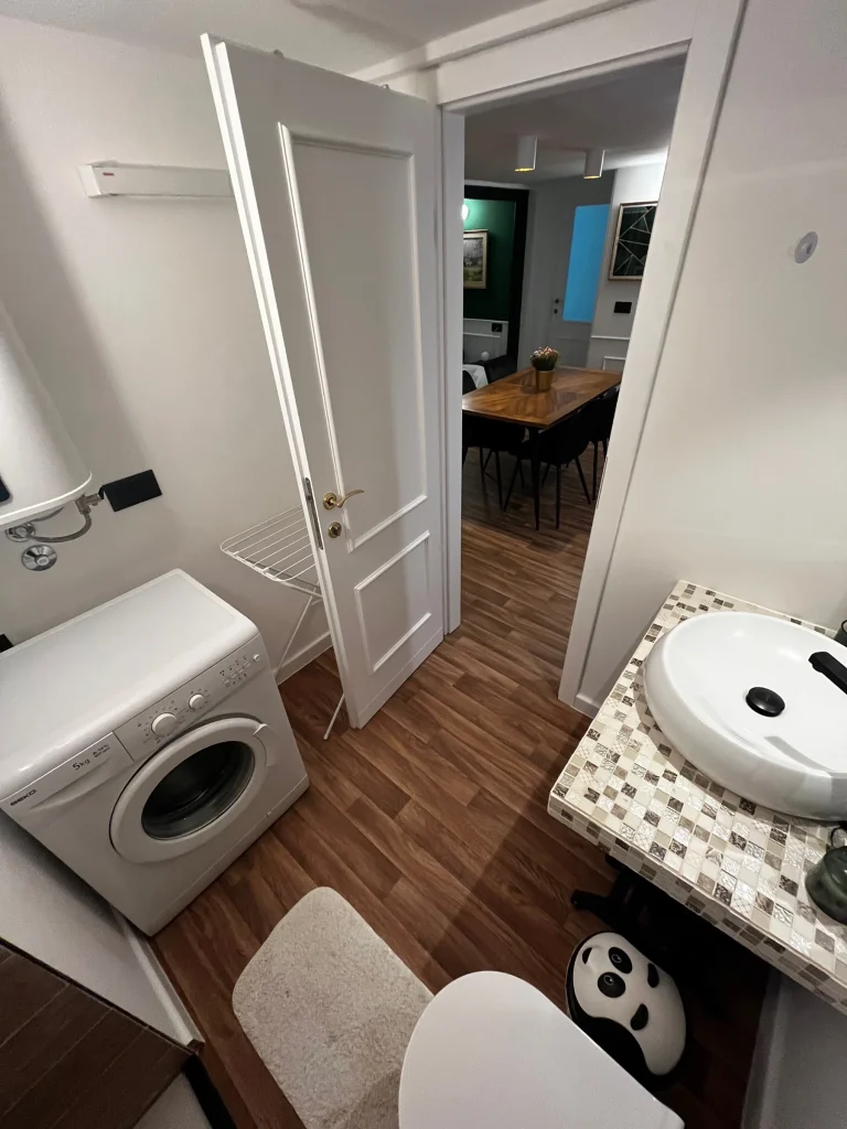 Kupaonica s umivaonikom, WC-om i tuš kabinom, apartman Secret Room Split