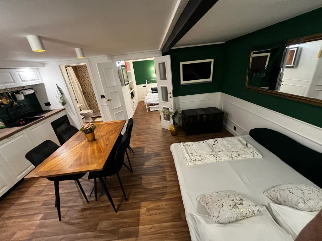 Dnevni prostor s ležajem i blagovaoničkim stolom, apartman Secret Room Split
