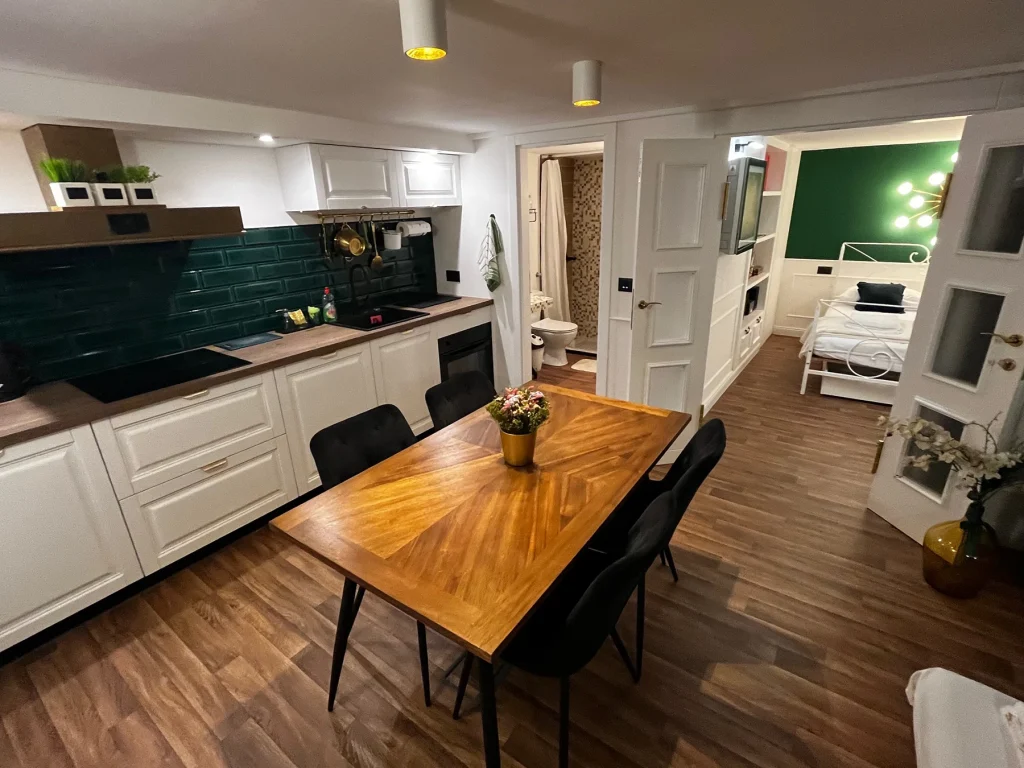 Kuhinja, blagovaonica i spavaći kutak otvorenog tlocrta, apartman Secret Room Split