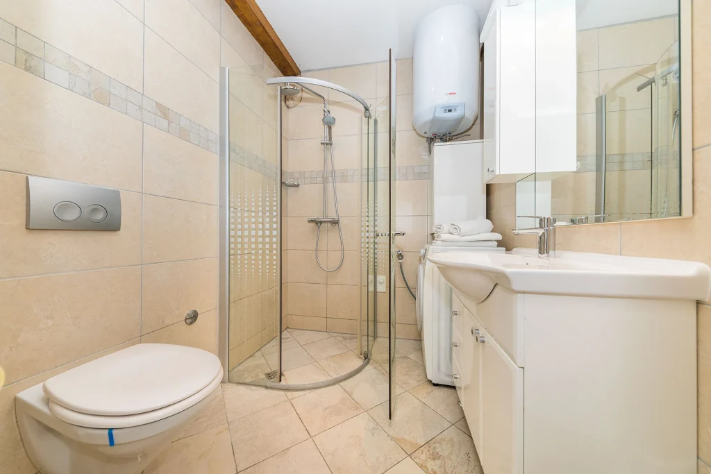 Kupaonica s tuš kabinom, umivaonikom i WC-om, First Vestibul Split