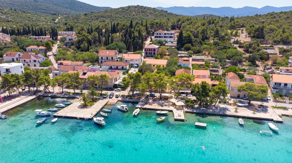 Zračni pogled na obalu i naselje Lovište na Pelješcu