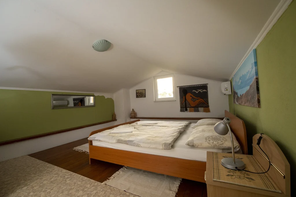 Spavaća soba u potkrovlju s krevetom i kosim stropom, Hill Pool House Kaštela