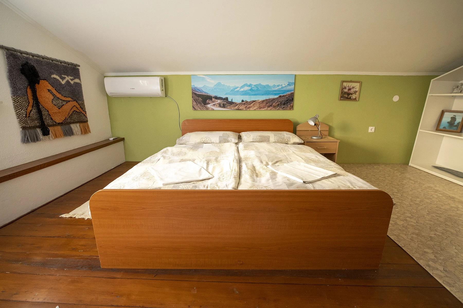 Spavaća soba u potkrovlju s bračnim krevetom, Hill Pool House Kaštela