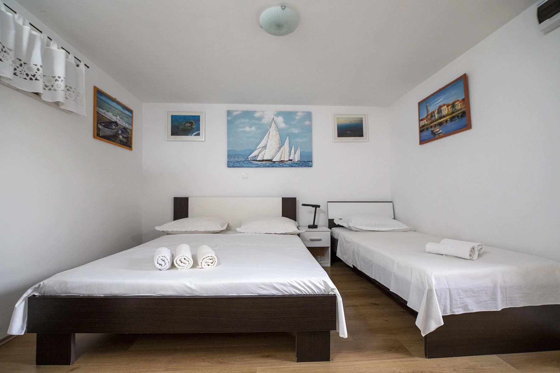 Spavaća soba s bračnim i jednokrevetnim krevetom, Hill Pool House Kaštela