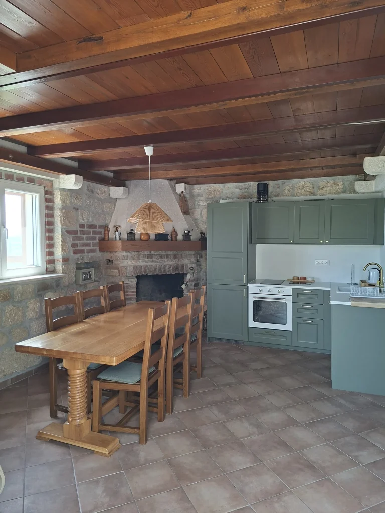 Blagovaonica s kaminom i kuhinjom pod drvenim stropom, Hill Pool House Kaštela
