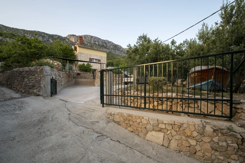Ulaz i prilaz kamenoj kući, Hill Pool House Kaštela