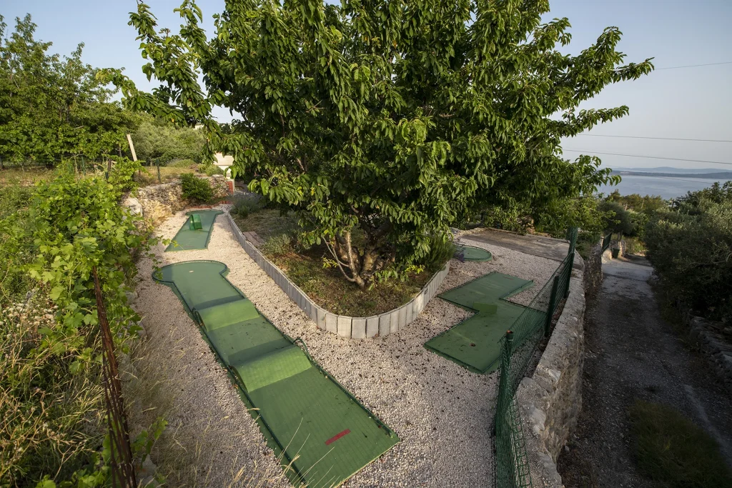 Terasasti vrt s ležaljkama i zelenilom, Hill Pool House Kaštela
