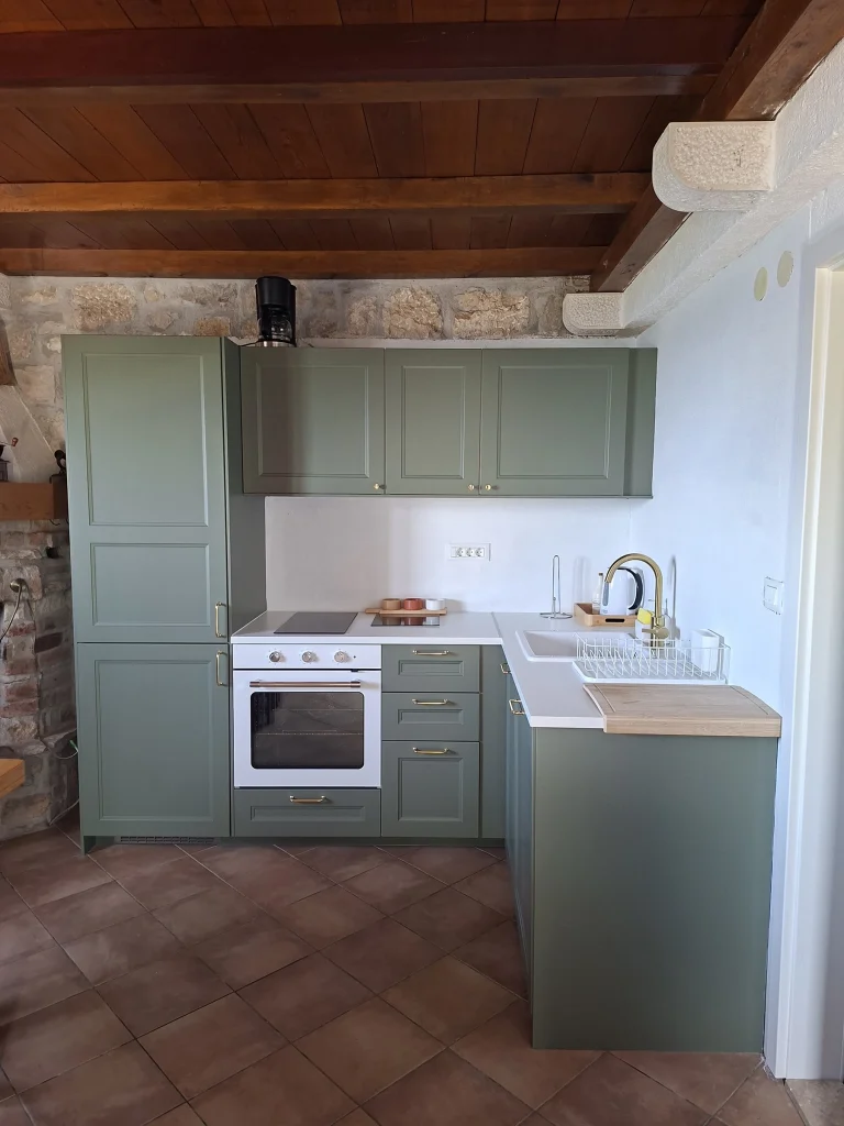 Potpuno opremljena kuhinja s pećnicom i sudoperom, Hill Pool House Kaštela