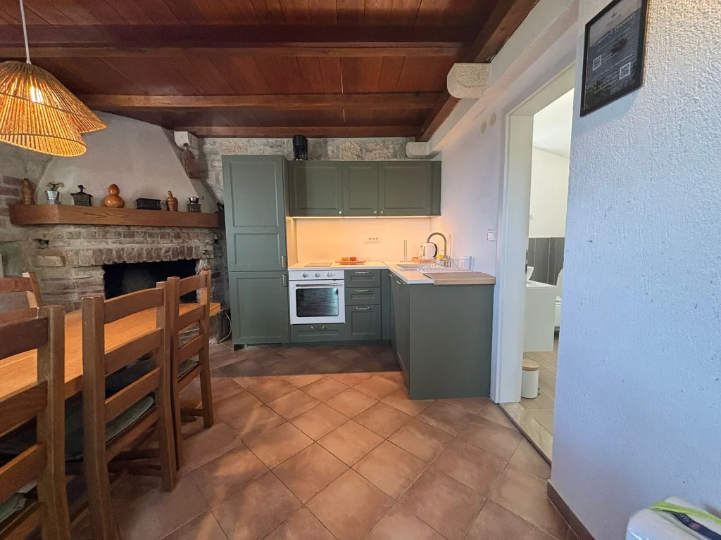 Kuhinja i blagovaonica otvorenog tlocrta, Hill Pool House Kaštela