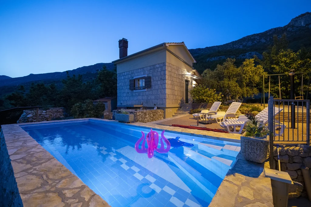 Bazen s pogledom na planine u suton, Hill Pool House Kaštela