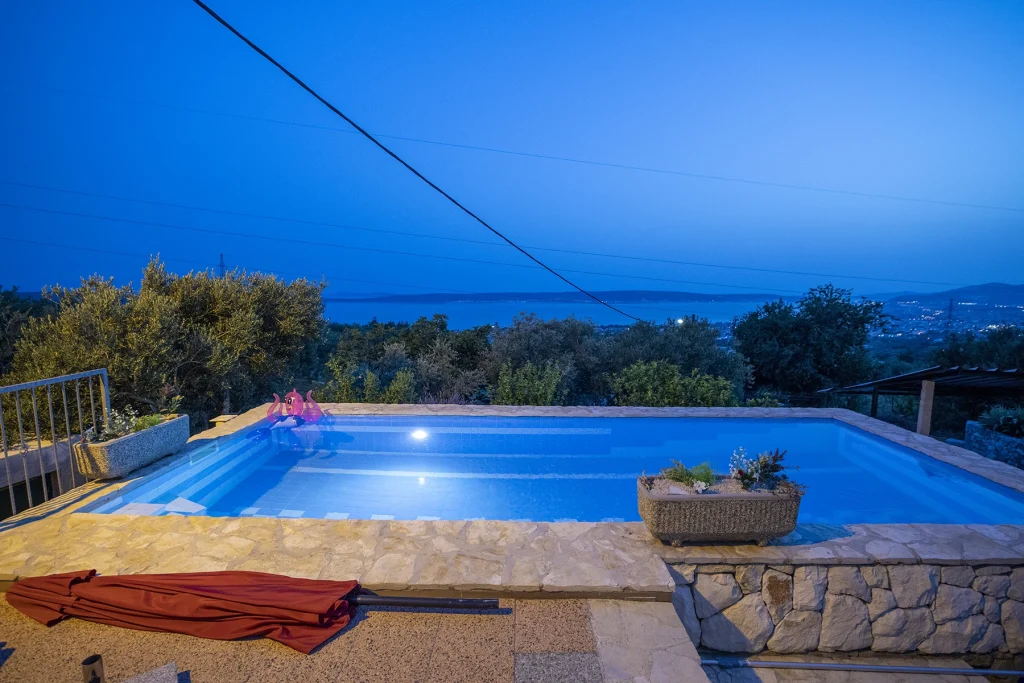 Bazen s pogledom na more u suton, Hill Pool House Kaštela